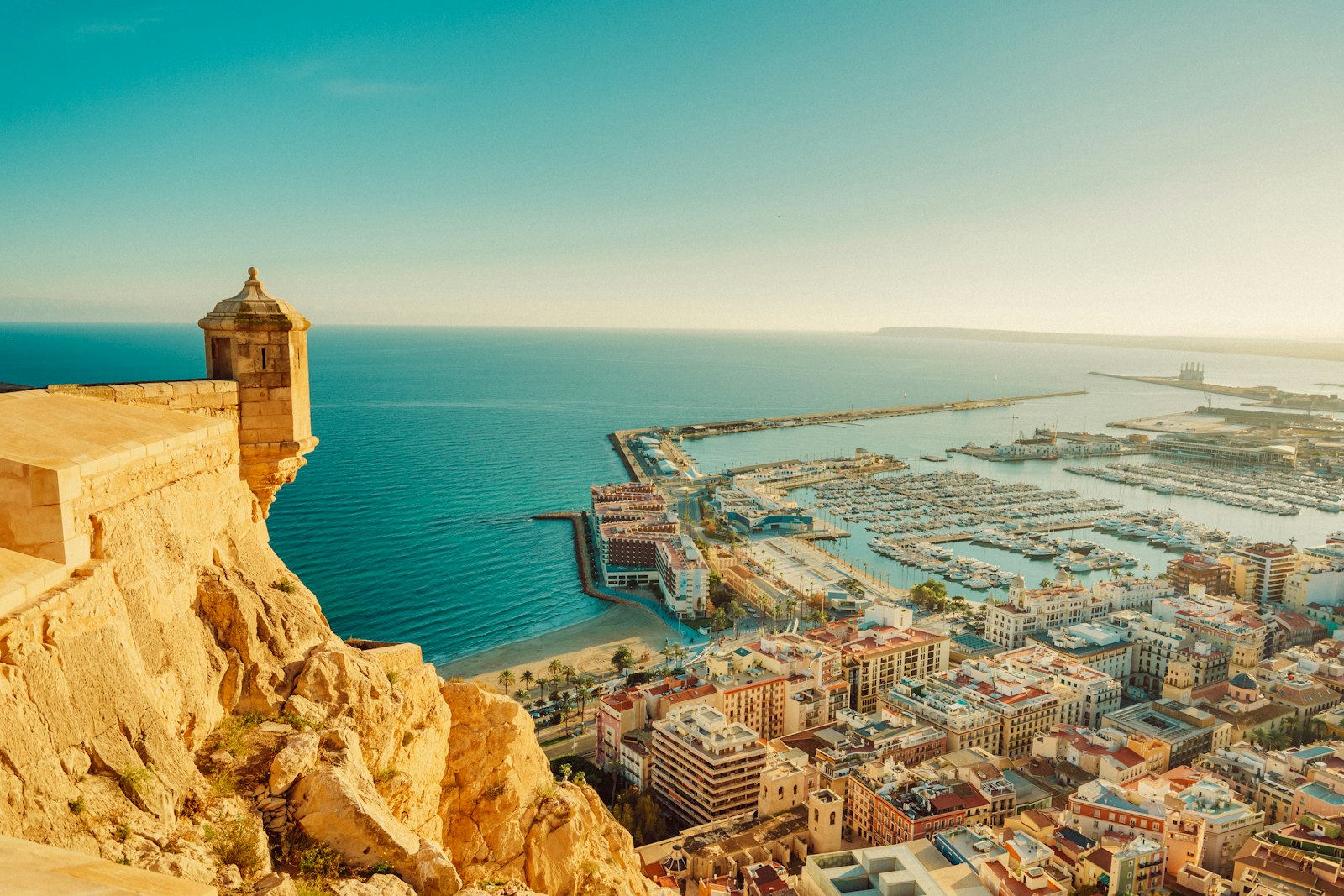 Vacation photoshoot in Alicante: ideas and best beaches